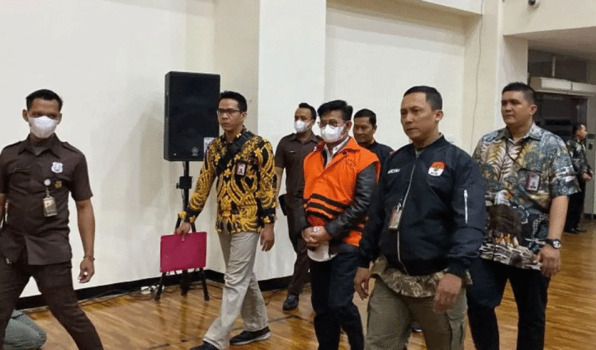 Syahrul Yasin Limpo mantan menteri pertanian (tengah) memasuki ruang konferensi pers di Gedung Merah Putih KPK, Jakarta, Jumat (13/10/2023). Foto: Antara