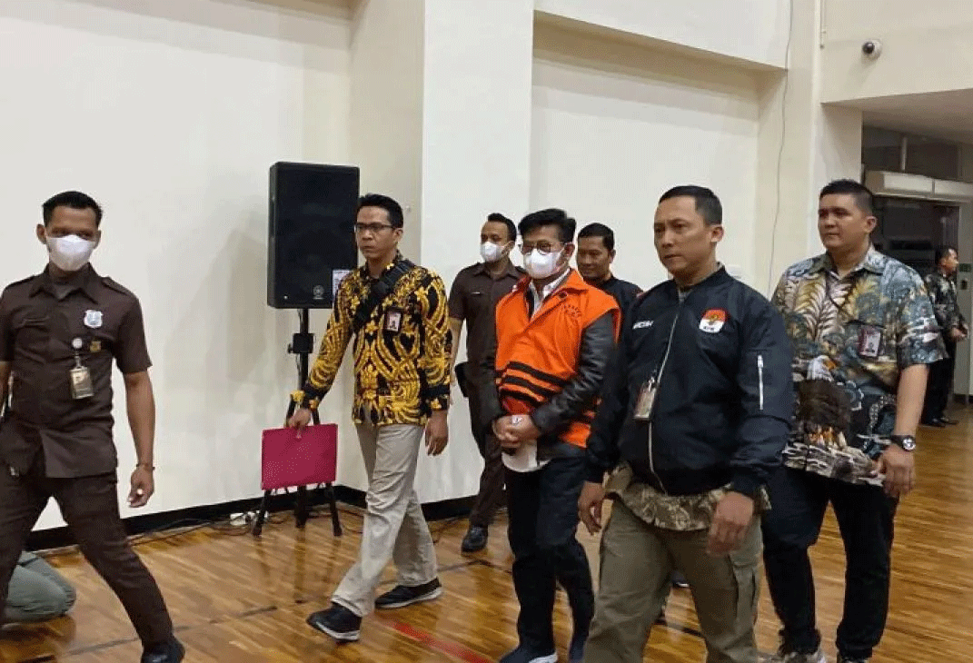 Syahrul Yasin Limpo mantan menteri pertanian (tengah) memasuki ruang konferensi pers di Gedung Merah Putih KPK, Jakarta, Jumat (13/10/2023). Foto: Antara