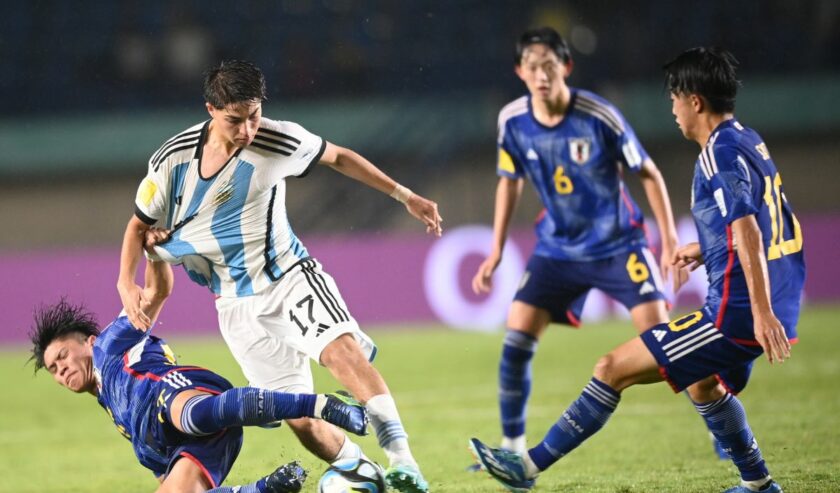 Pesepak bola Timnas Jepang Shotaro Shibata (kiri) berebut bola dengan pesepak bola Timnas Argentina Valentino Acuna (kedua kiri) pada pertandingan fase Grup D Piala Dunia U-17 2023 di Stadion Si Jalak Harupat, Kabupaten Bandung, Jawa Barat, Selasa (14/11/2023). Foto: Antara