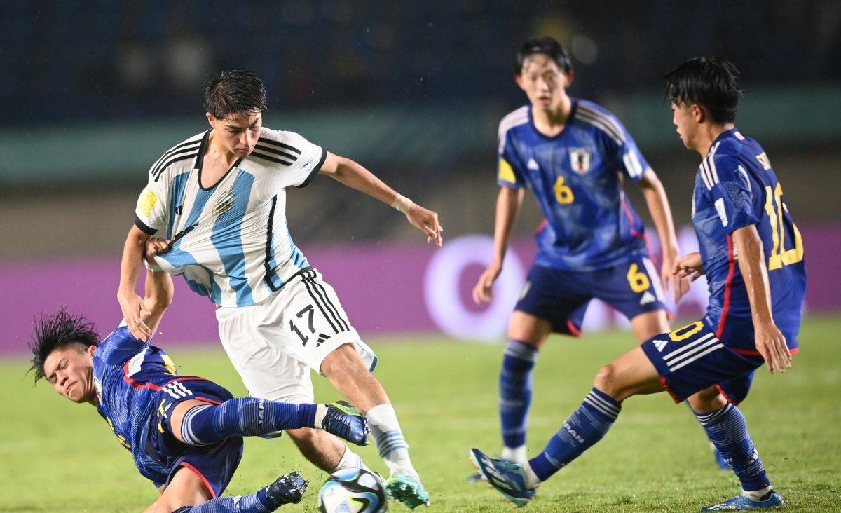 Pesepak bola Timnas Jepang Shotaro Shibata (kiri) berebut bola dengan pesepak bola Timnas Argentina Valentino Acuna (kedua kiri) pada pertandingan fase Grup D Piala Dunia U-17 2023 di Stadion Si Jalak Harupat, Kabupaten Bandung, Jawa Barat, Selasa (14/11/2023). Foto: Antara