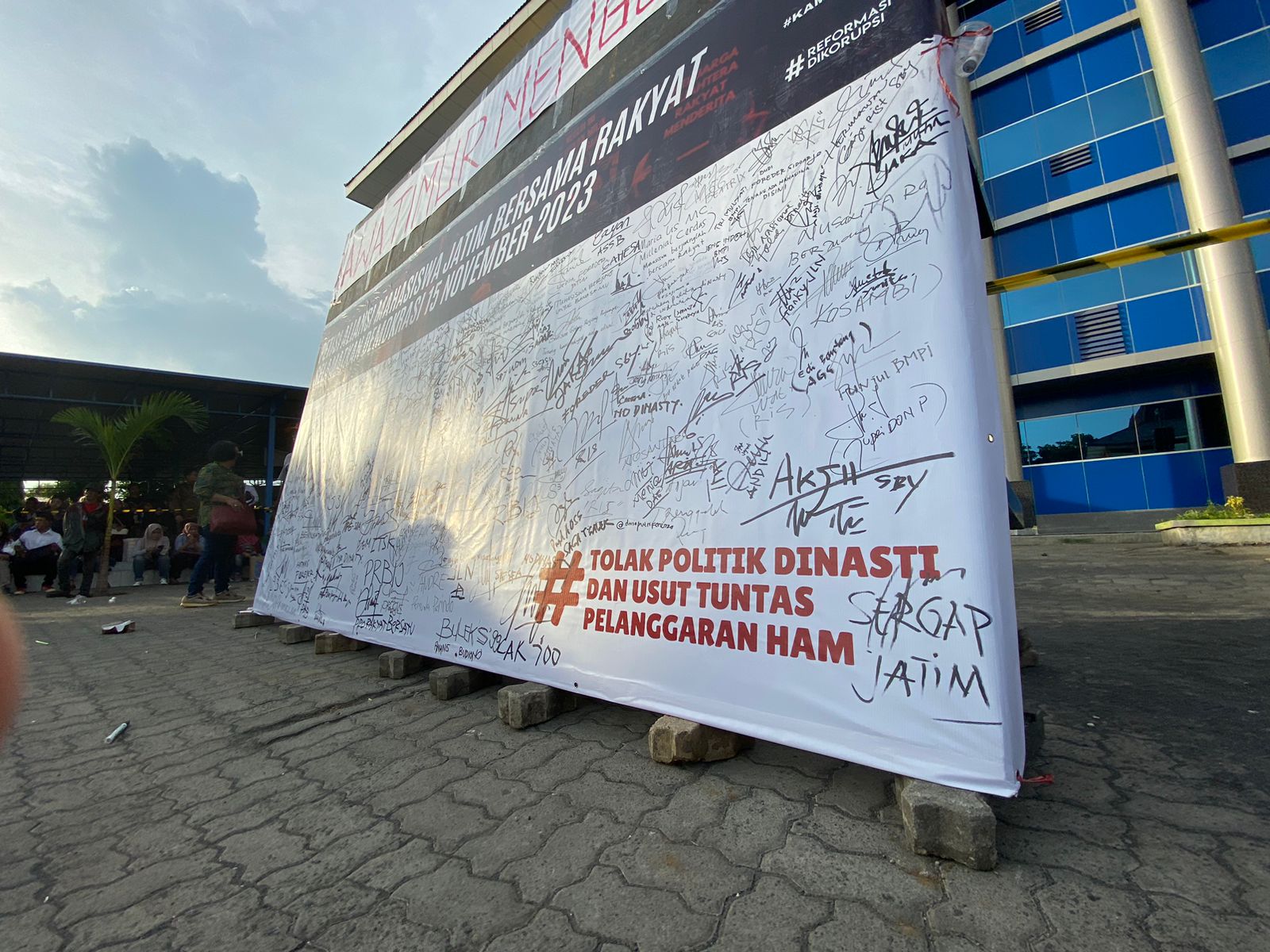 Sebuah papan besar berisi ratusan tanda tangan dari massa aksi yang menolak politik dinasti di halaman tengah kampus Universitas Dr. Soetomo (Unitomo) Surabaya, Rabu (15/11/2023). Foto: Wildan suarasurabaya.net