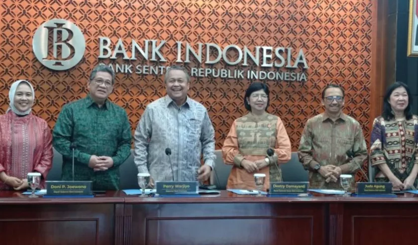 Perry Warjiyo Gubernur BI (ketiga dari kiri) dalam konferensi pers di Jakarta, Kamis (23/11/2023). Foto: Antara