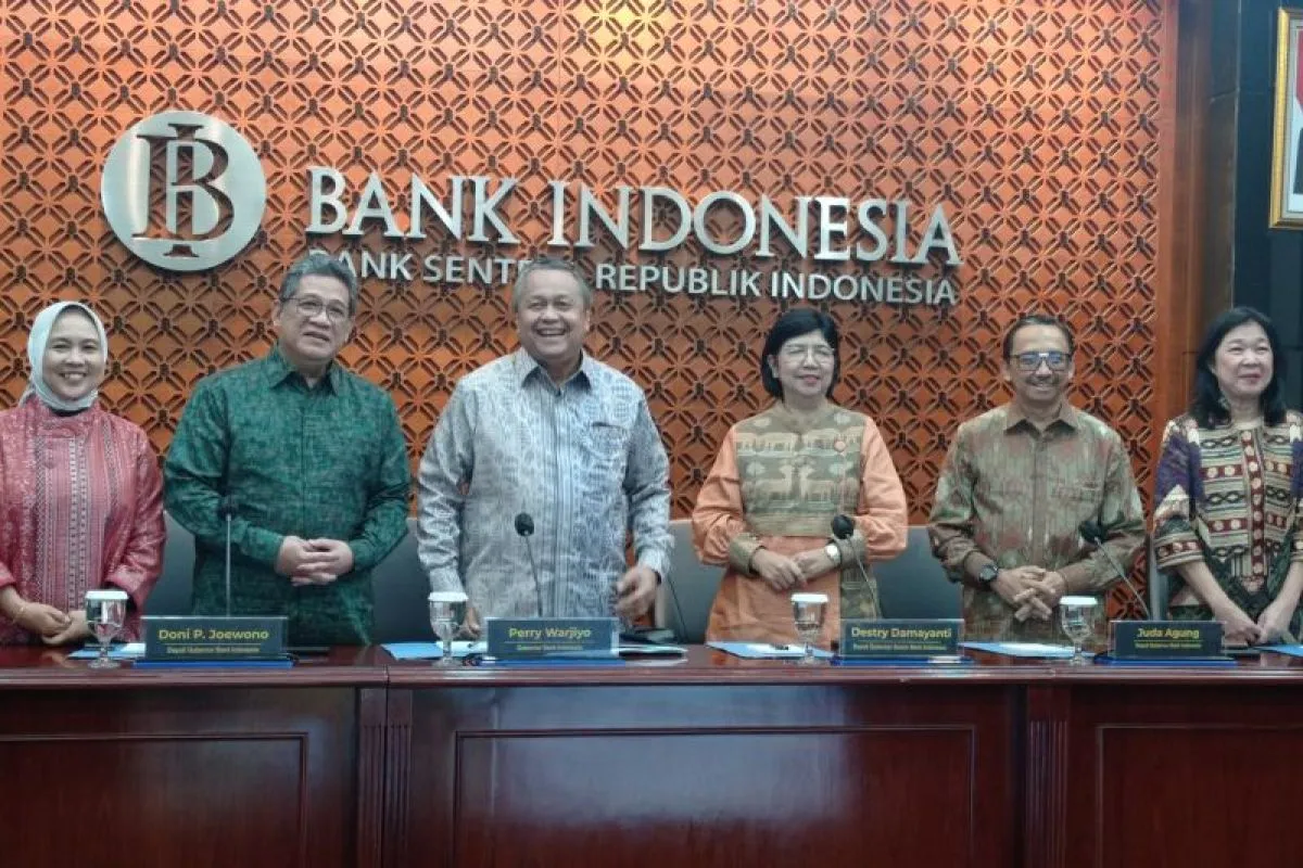 Perry Warjiyo Gubernur BI (ketiga dari kiri) dalam konferensi pers di Jakarta, Kamis (23/11/2023). Foto: Antara