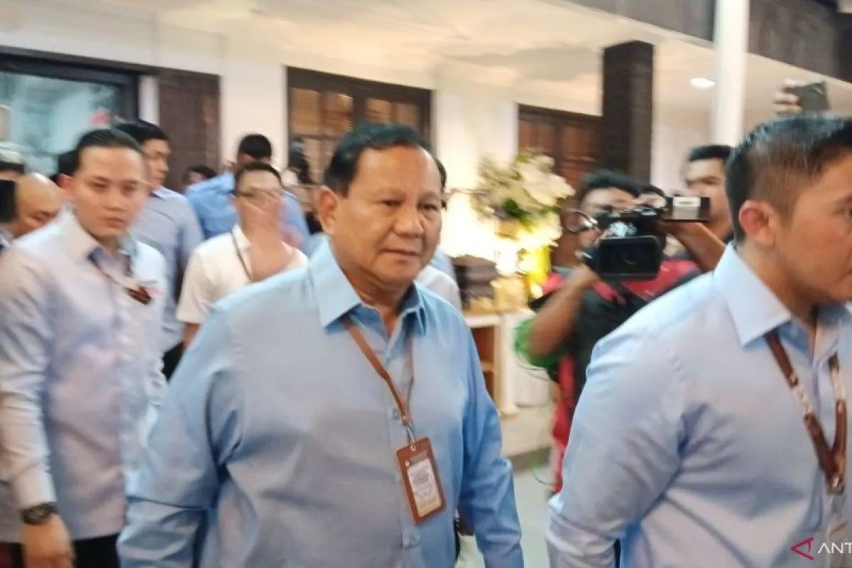 Prabowo Subianto, calon presiden, menyapa wartawan sebelum menuju KPU, di Menteng, Jakarta Pusat, Selasa (14/11/2023). Foto: Antara