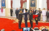 Joko Widodo Presiden RI menyematkan pangkat dalam agenda pelantikan Jenderal TNI Agus Subiyanto sebagai Panglima TNI, di Istana Negara Jakarta, Rabu (22/11/2023). Foto: Antara