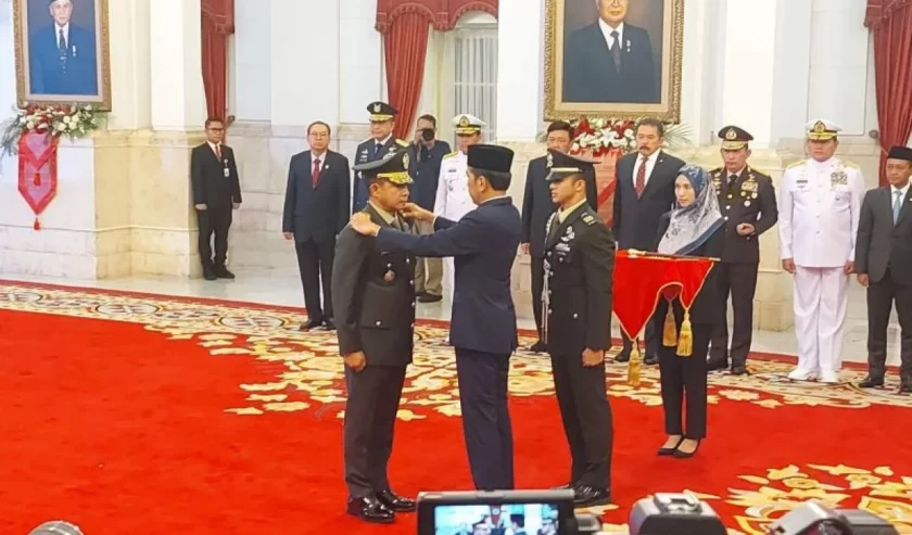 Joko Widodo Presiden RI menyematkan pangkat dalam agenda pelantikan Jenderal TNI Agus Subiyanto sebagai Panglima TNI, di Istana Negara Jakarta, Rabu (22/11/2023). Foto: Antara