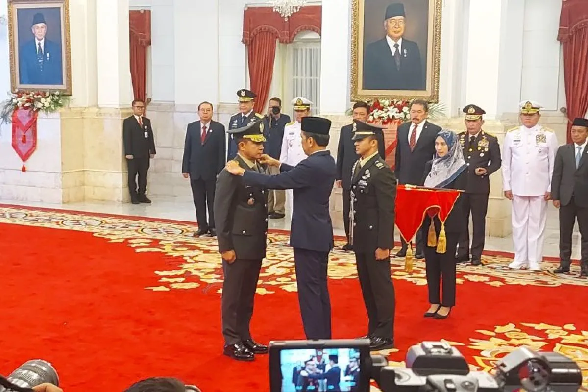 Joko Widodo Presiden RI menyematkan pangkat dalam agenda pelantikan Jenderal TNI Agus Subiyanto sebagai Panglima TNI, di Istana Negara Jakarta, Rabu (22/11/2023). Foto: Antara