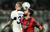 Penyerang AC Milan Olivier Giroud (kanan) berduel memperebutkan bola melawan bek PSG Milan Skriniar pada pertandingan Liga Champions Grup F yang dimainkan di Stadion San Siro, Milan, Selasa (7/11/2023). Foto: AFP