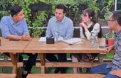 Gibran Rakabuming Raka (kiri), calon Wakil Presiden RI berbincang bersama juru bicara Gibran, Emil Elestianto Dardak (kedua kiri) dan Arumi Bachsin (kedua kanan), sebelum memberikan keterangan pers di Jakarta, Selasa (14/11/2023). Foto: Antara