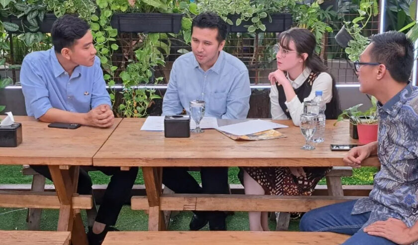 Gibran Rakabuming Raka (kiri), calon Wakil Presiden RI berbincang bersama juru bicara Gibran, Emil Elestianto Dardak (kedua kiri) dan Arumi Bachsin (kedua kanan), sebelum memberikan keterangan pers di Jakarta, Selasa (14/11/2023). Foto: Antara