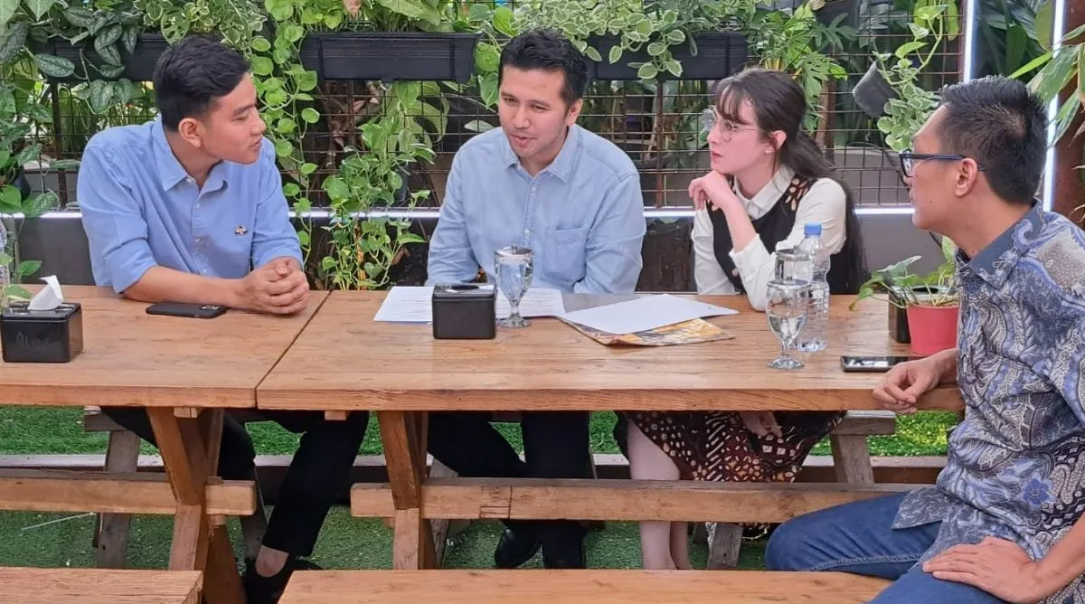 Gibran Rakabuming Raka (kiri), calon Wakil Presiden RI berbincang bersama juru bicara Gibran, Emil Elestianto Dardak (kedua kiri) dan Arumi Bachsin (kedua kanan), sebelum memberikan keterangan pers di Jakarta, Selasa (14/11/2023). Foto: Antara