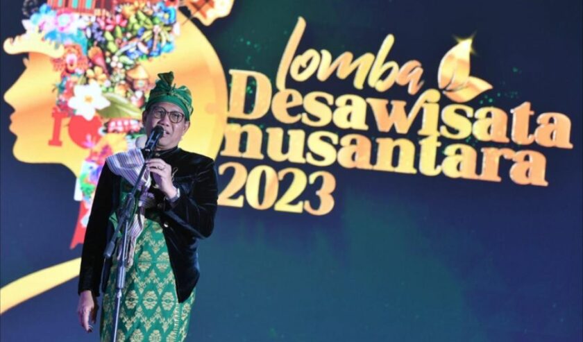Abdul Halim Iskandar Mendes PDTT dalam acara malam apresiasi Lomba Desa Wisata Nusantara (LDWN) 2023 di Mataram, NTB, Jumat (24/11/2023). Foto: Antara
