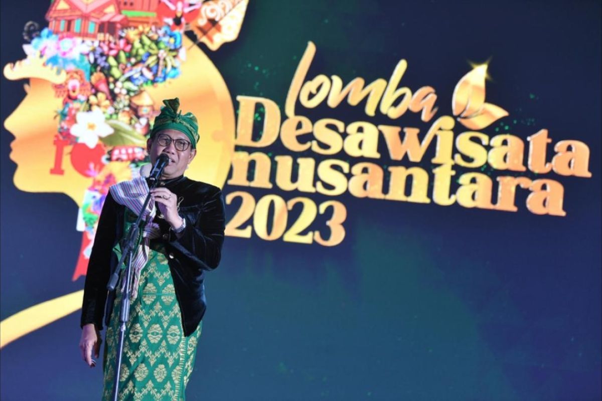 Abdul Halim Iskandar Mendes PDTT dalam acara malam apresiasi Lomba Desa Wisata Nusantara (LDWN) 2023 di Mataram, NTB, Jumat (24/11/2023). Foto: Antara