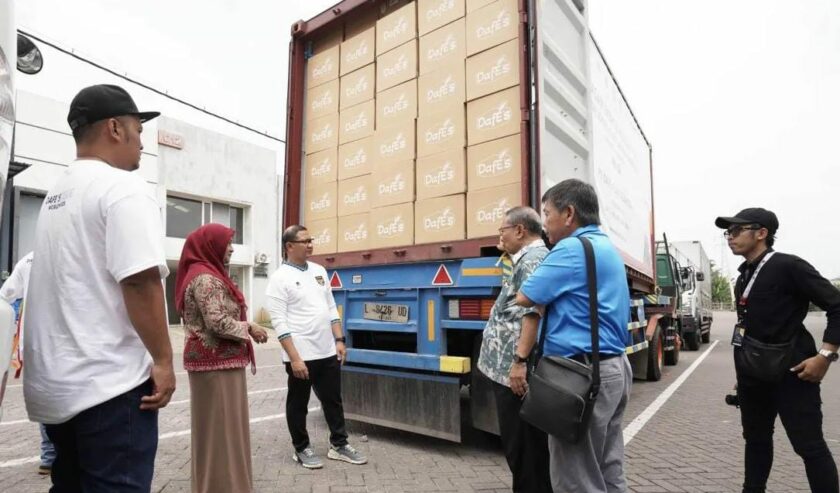 Aries Agung Paewai Penjabat (Pj) Wali Kota Batu (ketiga kiri) saat melihat kontainer berisi produk keripik yang akan diekspor ke Singapura, di Kabupaten Malang, Jawa Timur. Foto: Antara/HO-Prokopim Setda Kota Batu.