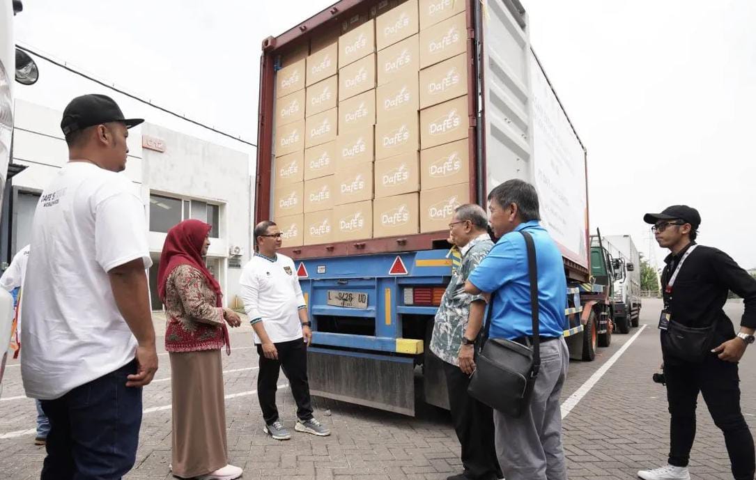 Aries Agung Paewai Penjabat (Pj) Wali Kota Batu (ketiga kiri) saat melihat kontainer berisi produk keripik yang akan diekspor ke Singapura, di Kabupaten Malang, Jawa Timur. Foto: Antara/HO-Prokopim Setda Kota Batu.