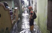 Personel BPBD Kota Malang pada saat melakukan asesmen pada salah satu titik banjir yang disebabkan hujan dengan intensitas tinggi di wilayah Kota Malang, Jawa Timur, Jumat (24/3/2023). Foto: Antara