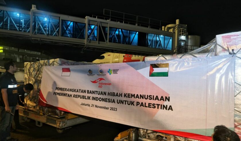 Pemberangkatan bantuan kemanusiaan berupa obat-obatan dan perlengkapan medis ke Palestina senilai 2 juta dolar AS pada Rabu (22/11/2023) dini hari. Foto: Antara