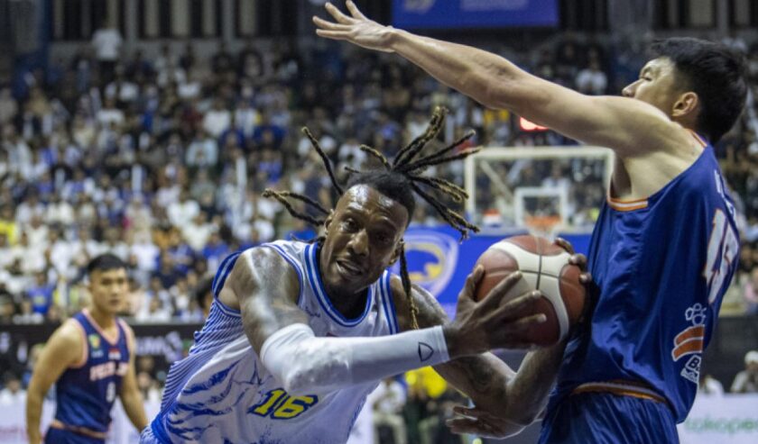 Dua pebasket Pelita Jaya Bakrie Jakarta Vincent Rivaldi Kosasih (kanan) dan Aldy Izzatur Rachman (kiri) berusaha menghadang laju pebasket Prawira Harum Bandung Jarred Dwayne Shaw (tengah) pada babak Final Indonesia Basket League (IBL) 2023 di GOR C-Tra Arena, Bandung, Jawa Barat, Sabtu (22/7/2023). Foto: Antara