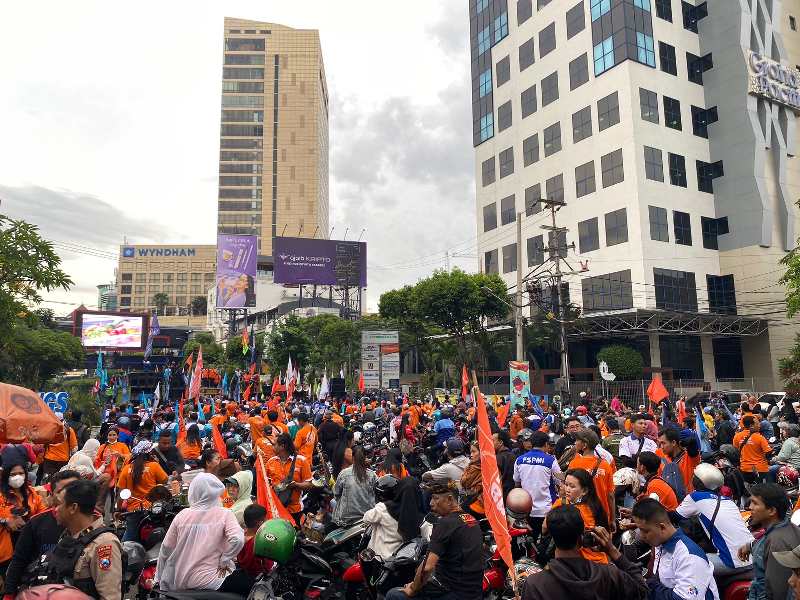 87 Pemotor Peserta Demo Buruh di Surabaya Ditilang karena Langgar Aturan