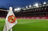 Bendera Manchester United di dalam stadion sebelum pertandingan di Inggris (8/2/2023). Foto: Antara