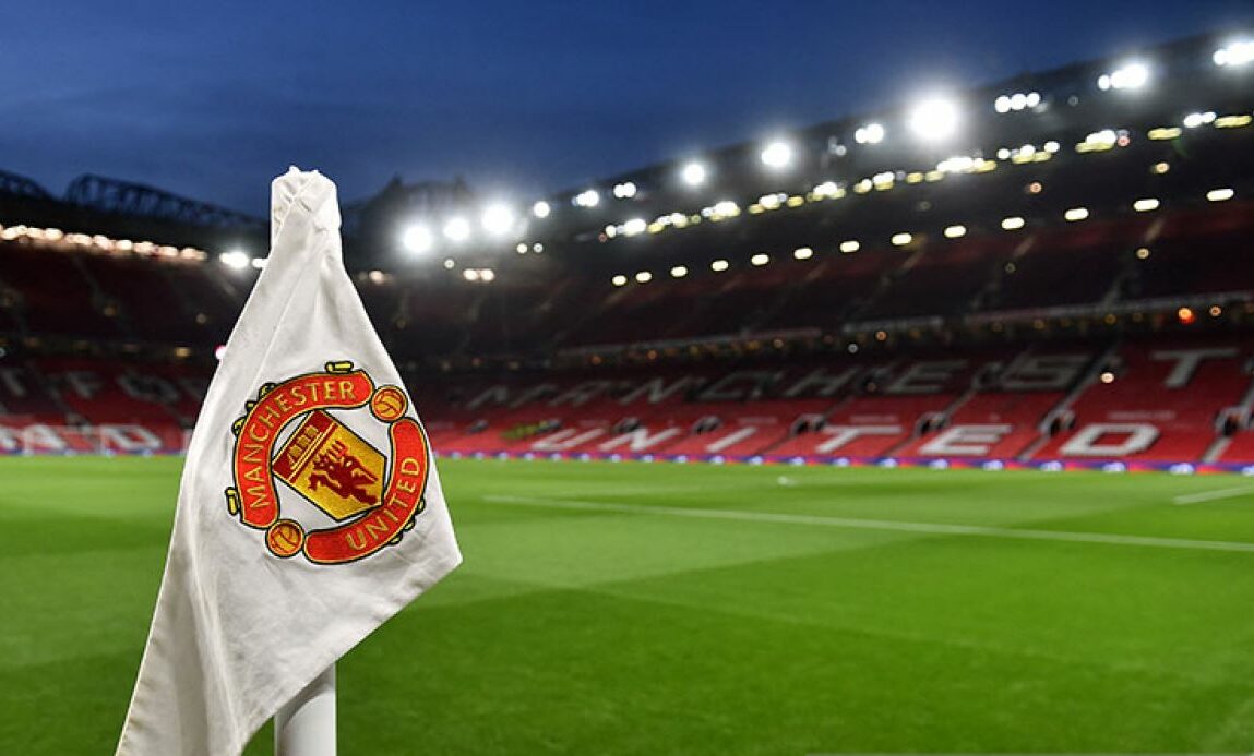 Bendera Manchester United di dalam stadion sebelum pertandingan di Inggris (8/2/2023). Foto: Antara