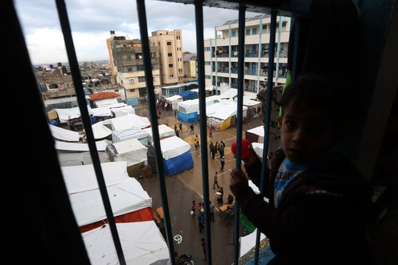 Seorang anak pengungsi terlihat di sebuah sekolah yang diubah menjadi tempat penampungan sementara di kota Rafah di Jalur Gaza selatan, pada 15 November 2023. Foto: Xinhua