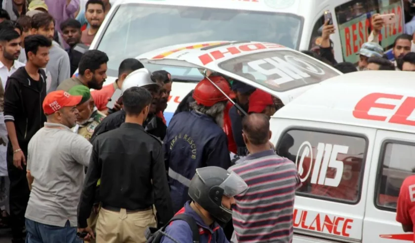 Tim penyelamat memindahkan korban ke ambulans di luar pusat perbelanjaan di kota pelabuhan Karachi, Pakistan selatan, pada 25 November 2023. Sedikitnya 11 orang tewas dan beberapa lainnya terluka ketika kebakaran terjadi di sebuah pusat perbelanjaan di kota pelabuhan Karachi, Pakistan selatan pada Sabtu (25/11/2023). Foto: Stringer/Xinhua/Antara