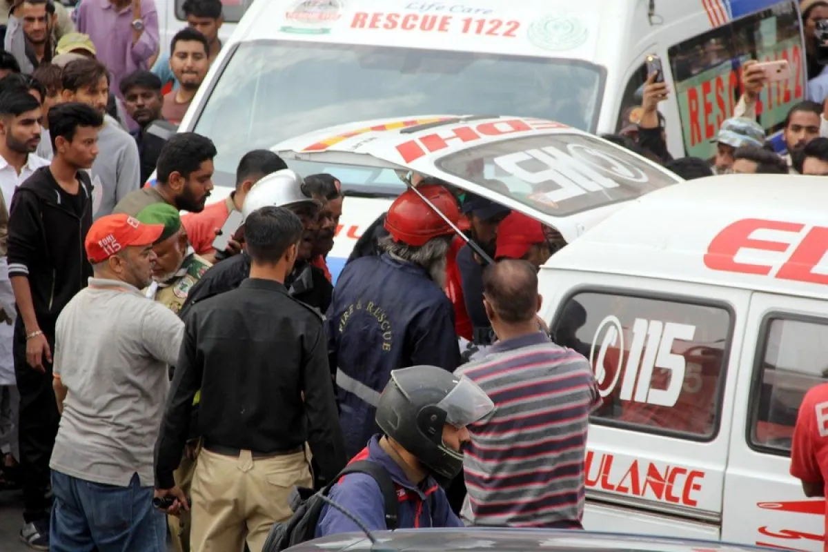 Tim penyelamat memindahkan korban ke ambulans di luar pusat perbelanjaan di kota pelabuhan Karachi, Pakistan selatan, pada 25 November 2023. Sedikitnya 11 orang tewas dan beberapa lainnya terluka ketika kebakaran terjadi di sebuah pusat perbelanjaan di kota pelabuhan Karachi, Pakistan selatan pada Sabtu (25/11/2023). Foto: Stringer/Xinhua/Antara