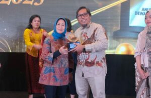 Pemberian Anugerah Dewan Pers 2023 untuk Suara Surabaya