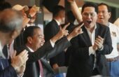 Joko Widodo Presiden bersama Erick Thohir Ketua Umum PSSI (ketiga kanan), Prabowo Subianto Menteri Pertahanan (kedua kanan), dan Bambang Soesatyo Ketua MPR (kanan) menyaksikan pertandingan babak penyisihan Grup A Piala Dunia U-17 2023 antara Timnas Indonesia melawan Timnas Ekuador di Stadion Gelora Bung Tomo, Surabaya, Jawa Timur, Jumat (10/11/2023). Foto: Antara