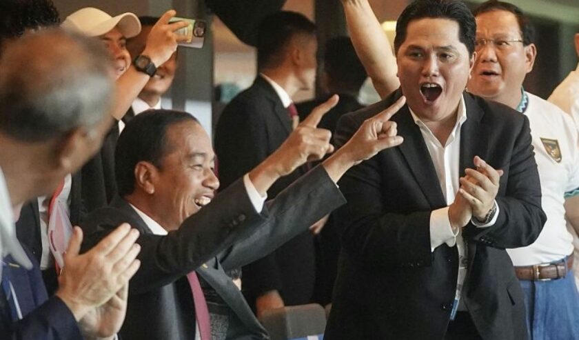 Joko Widodo Presiden bersama Erick Thohir Ketua Umum PSSI (ketiga kanan), Prabowo Subianto Menteri Pertahanan (kedua kanan), dan Bambang Soesatyo Ketua MPR (kanan) menyaksikan pertandingan babak penyisihan Grup A Piala Dunia U-17 2023 antara Timnas Indonesia melawan Timnas Ekuador di Stadion Gelora Bung Tomo, Surabaya, Jawa Timur, Jumat (10/11/2023). Foto: Antara