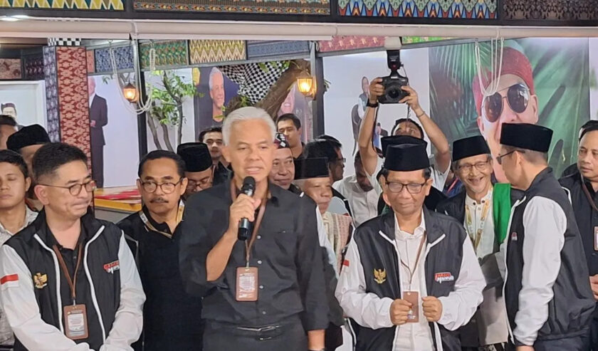 Pasangan Capres Ganjar Pranowo dan Cawapres Mahfud Md berbicara kepada wartawan di Media Center TPN, Jakarta Pusat, Selasa (14/11/2023). Foto: Antara