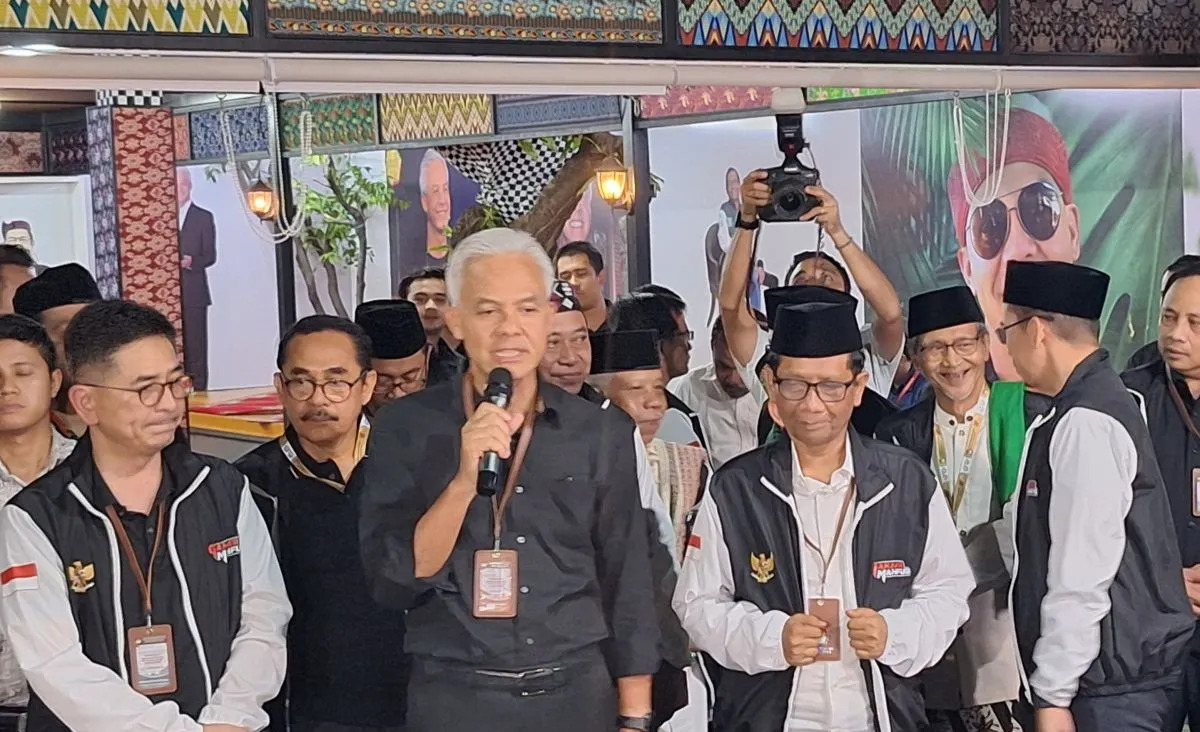 Pasangan Capres Ganjar Pranowo dan Cawapres Mahfud Md berbicara kepada wartawan di Media Center TPN, Jakarta Pusat, Selasa (14/11/2023). Foto: Antara