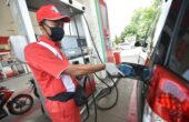 Ilustrasi petugas Stasiun Pengisian Bahan Bakar Umum (SPBU) mengisi BBM jenis Pertamax ke kendaraan bermotor. Foto: Pertamina