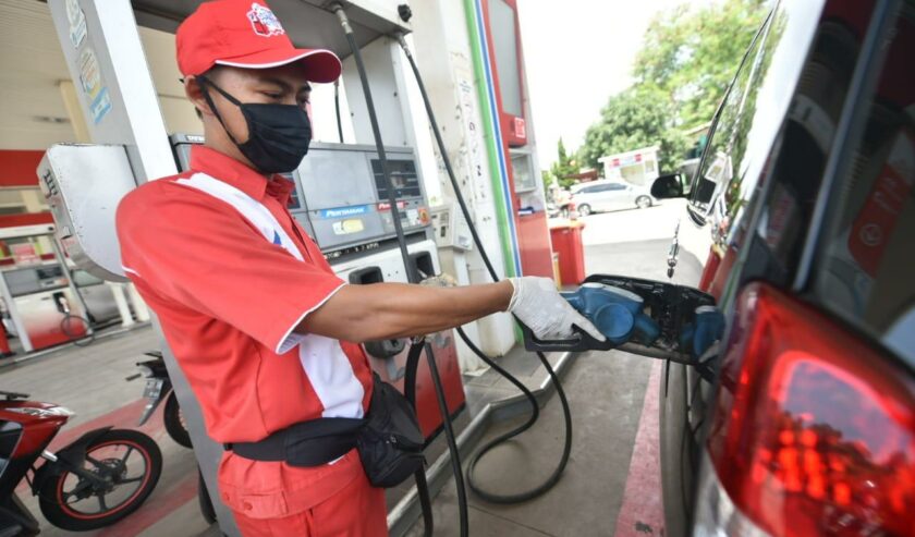 Ilustrasi petugas Stasiun Pengisian Bahan Bakar Umum (SPBU) mengisi BBM jenis Pertamax ke kendaraan bermotor. Foto: Pertamina