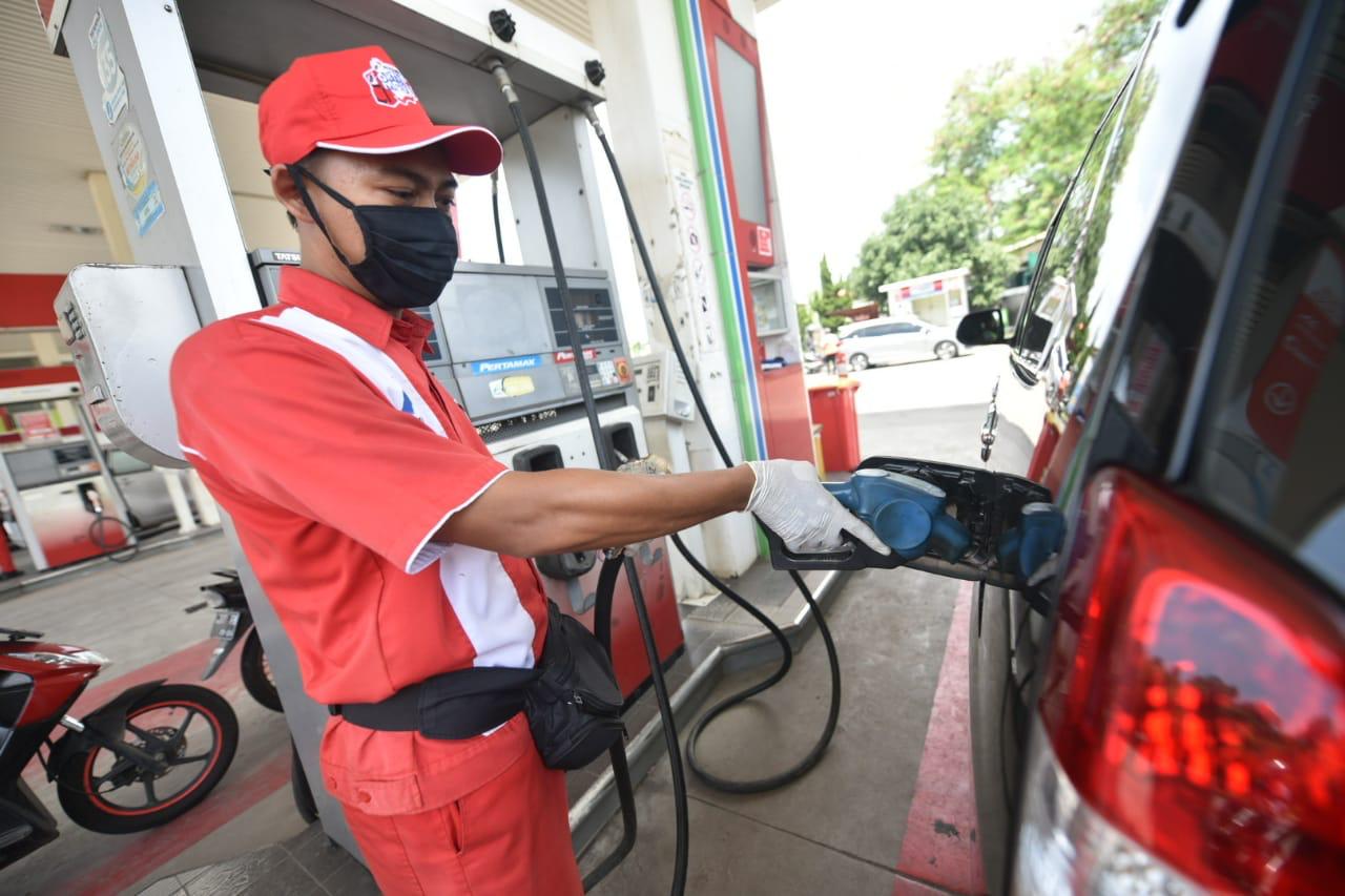 Ilustrasi petugas Stasiun Pengisian Bahan Bakar Umum (SPBU) mengisi BBM jenis Pertamax ke kendaraan bermotor. Foto: Pertamina