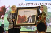 Khofifah Indar Parawansa Gubernur Jatim waktu menghadiri gelar prestasi pembangunan peternakan Jatim 2023 di Graha Sumedera Bumimoro, Sabtu (25/11/2023). Foto: Humas Pemprov Jatim.