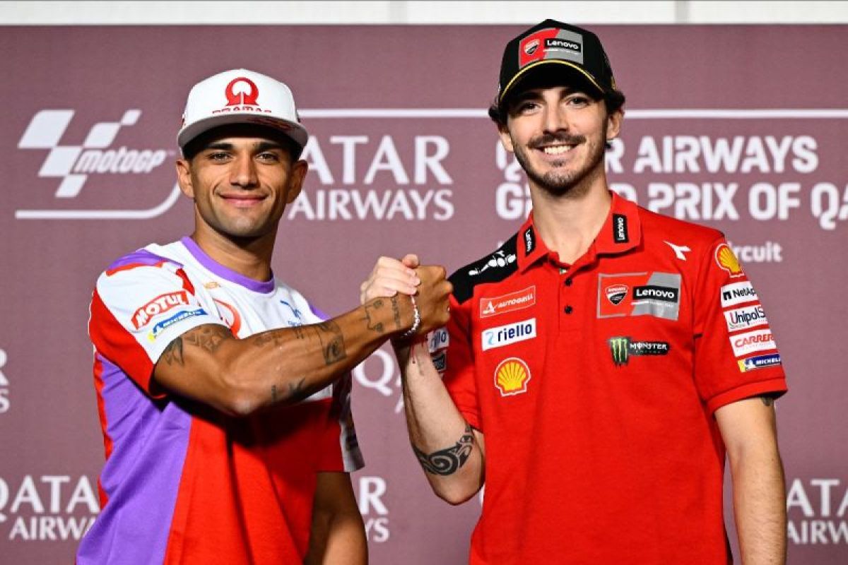 (kiri ke kanan) Francesco Bagnaia dan Jorge Martin berpose usai melakukan sesi wawancara jelang MotoGP Qatar, yang akan digelar 17-19 November 2023. Foto: MotoGP