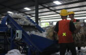 Proses masuknya botol plastik dalam Conveyor Belt Machine di Gedung KHI Surabaya, Driyorejo, Kabupaten Gresik, Sabtu (11/11/2023). Foto: Athalia magang suarasurabaya.net