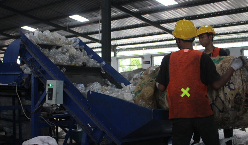 Proses masuknya botol plastik dalam Conveyor Belt Machine di Gedung KHI Surabaya, Driyorejo, Kabupaten Gresik, Sabtu (11/11/2023). Foto: Athalia magang suarasurabaya.net