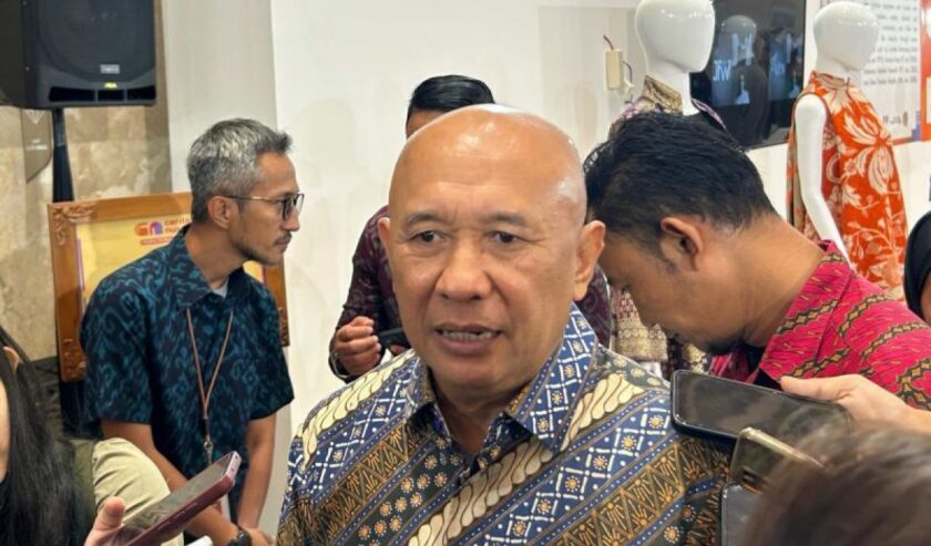 Teten Masduki Menteri Koperasi dan UKM (Menkop UKM) ditemui usai menghadiri pembukaan pameran wastra Cerita Nusantara di Jakarta Convention Center, Jakarta, Selasa (28/11/2023). Foto: Antara