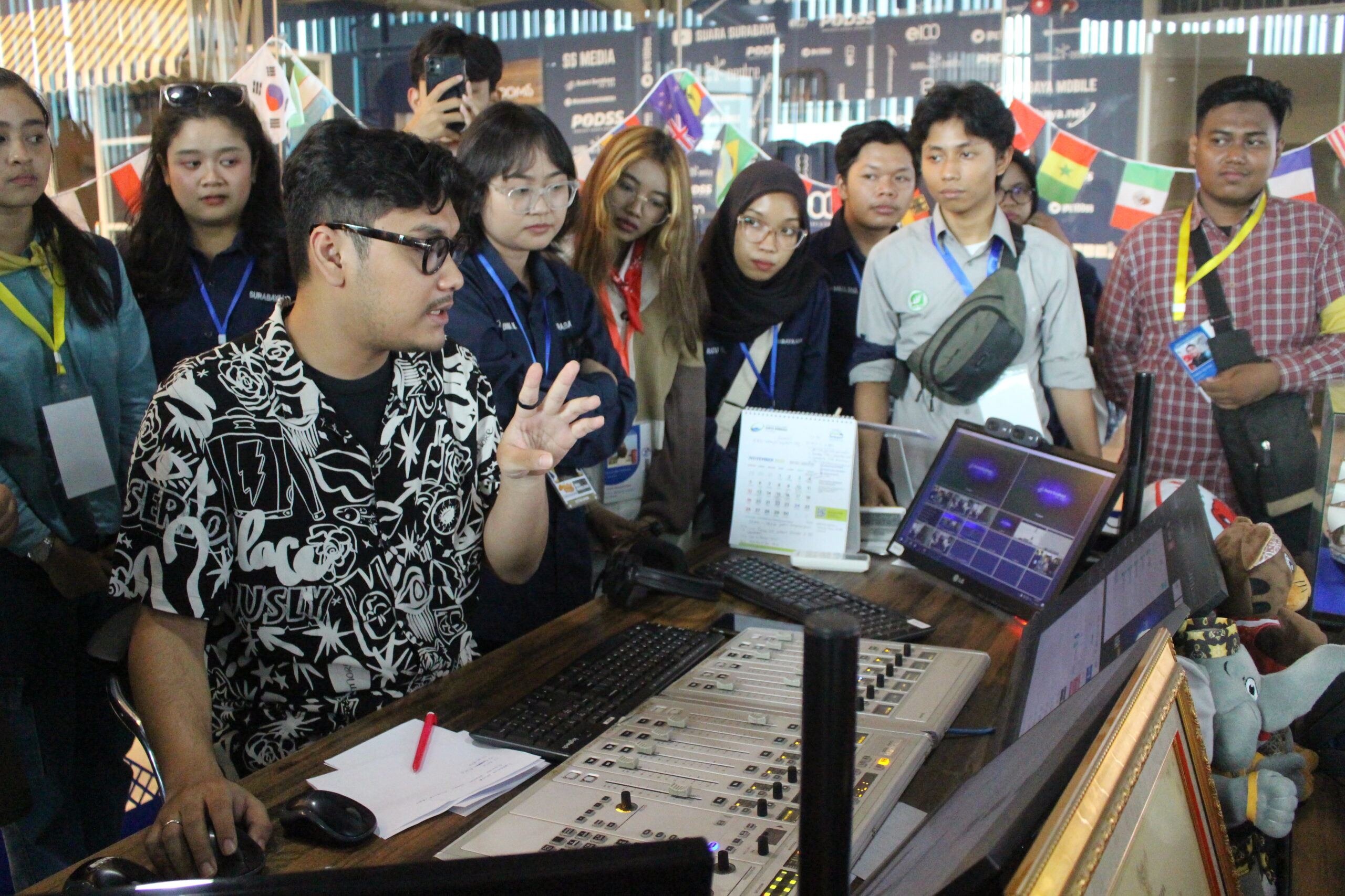 Arif penyiar Suara Surabaya FM menjelaskan mengenai cara siaran pada radio pada calon anggota dan anggota aktif Surabaya Muda di ruang siaran Suara Surabaya, Suara Surabaya Centre, Surabaya, Jumat (17/11/2023). Foto: Athalia magang suarasurabaya.net