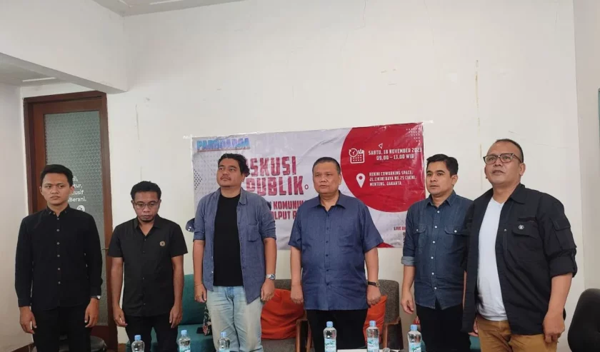Arfi Bambani Amri Direktur Kampanye Digital Bappilu Partai Nasdem (kedua kanan) dan Yogen Sogen Juru Bicara Muda TPN Ganjar-Mahfud (kedua kiri) menghadiri diskusi politik, di Jakarta Pusat, Sabtu (18/11/2023). Foto: Antara
