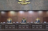 Sidang pengucapan putusan Majelis Kehormatan Mahkamah Konstitusi (MKMK) terkait laporan dugaan pelanggaran kode etik dan perilku hakim konstitusi atas putusan MK Nomor 90/PUU-XXI/2023 di Gedung MK RI, Jakarta, Selasa (7/11/2023). Foto: Antara