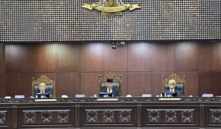 Sidang pengucapan putusan Majelis Kehormatan Mahkamah Konstitusi (MKMK) terkait laporan dugaan pelanggaran kode etik dan perilku hakim konstitusi atas putusan MK Nomor 90/PUU-XXI/2023 di Gedung MK RI, Jakarta, Selasa (7/11/2023). Foto: Antara