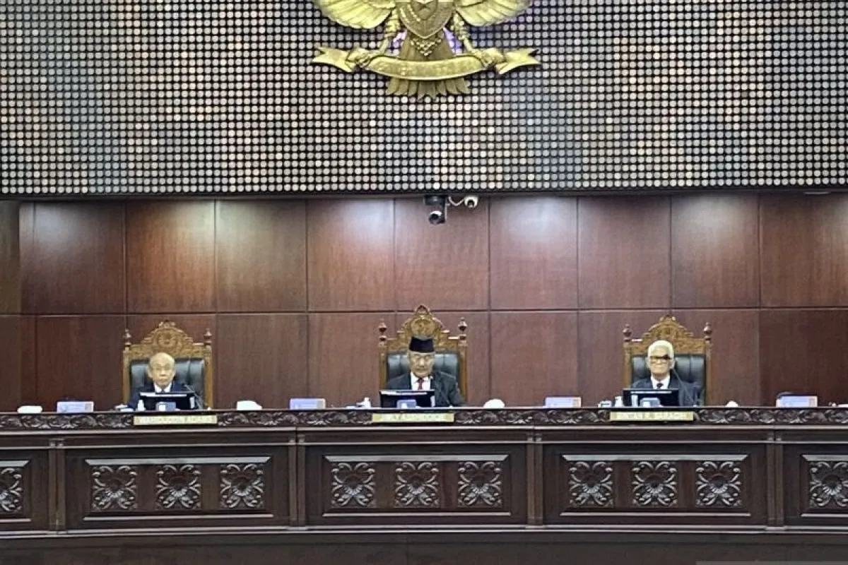 Sidang pengucapan putusan Majelis Kehormatan Mahkamah Konstitusi (MKMK) terkait laporan dugaan pelanggaran kode etik dan perilku hakim konstitusi atas putusan MK Nomor 90/PUU-XXI/2023 di Gedung MK RI, Jakarta, Selasa (7/11/2023). Foto: Antara