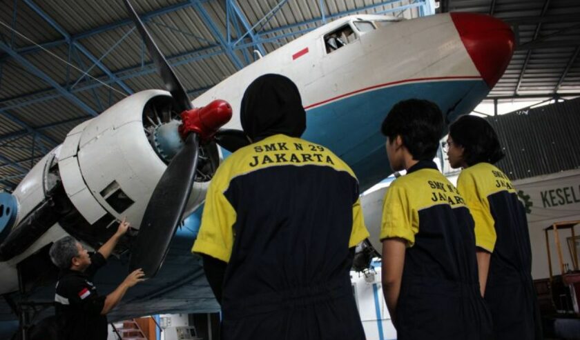 Seorang guru menjelaskan materi soal instrumen pesawat kepada siswa di SMKN 29 Jakarta. Foto: Antara