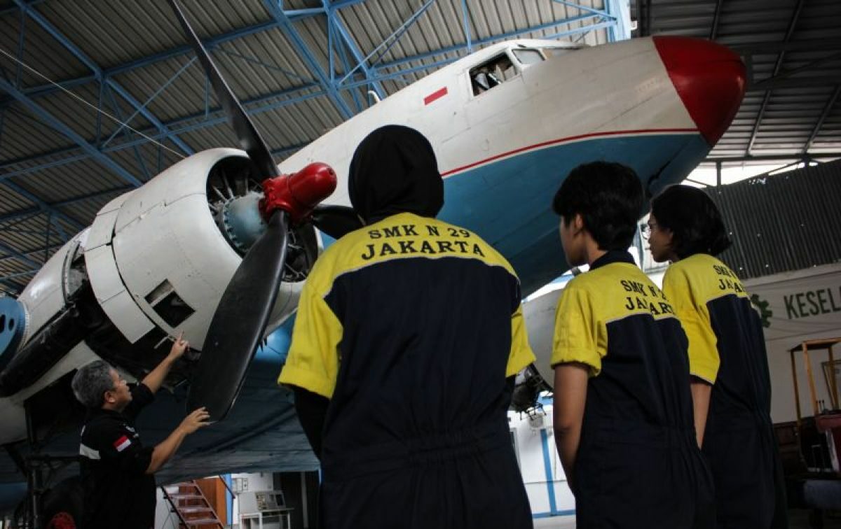 Seorang guru menjelaskan materi soal instrumen pesawat kepada siswa di SMKN 29 Jakarta. Foto: Antara