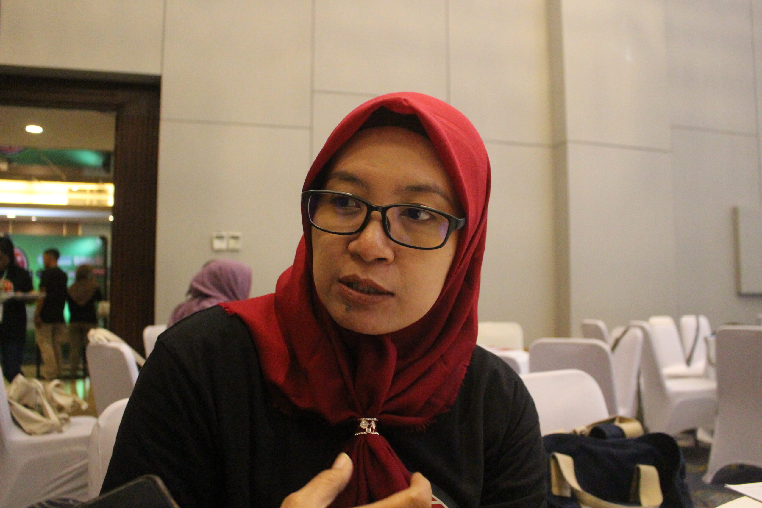 Ike Sulistiowati Direktur Eksekutif perkumpulan untuk Peningkatan Usaha Kecil (PUPUK) Surabaya. Foto: Athalia magang suarasurabaya.net