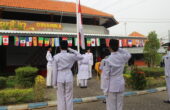 Anggota Paskibraka mengibarkan bendera di Universitas Dinamika Surabaya (Undika), Jalan Raya Kedung Baruk No. 98, Surabaya, Jumat (10/11/2023). Foto: Athalia magang suarasurabaya.net